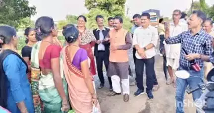 गडचिरोली: गडचिरोली ते चामोर्शी या महामहार्गाचा दूरावस्थेची माजी खासदार डॉ अशोक नेते यानी केली पाहणी