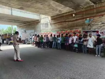 కొండపి: టంగుటూరులో హెల్మెట్ ధరించకుండా వాహనాలు నడుపుతున్న పదిమందికి జరిమానా విధించిన ఎస్సై నాగమల్లేశ్వరరావు