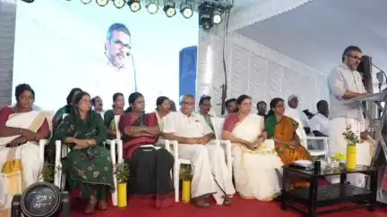 കൊടുങ്ങല്ലൂർ: എറിയാട് പഞ്ചായത്തിലെ 74 ലൈഫ് ഭവനങ്ങളുടെ താക്കോൽ ദാനം കമ്മ്യൂണിറ്റി ഹാളിൽ മന്ത്രി എം.ബി രാജേഷ് നിർവഹിച്ചു