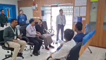શહેરા: માતરિયાવાડી ગામના રહીશનું અકસ્માતમાં મૃત્યુ થતાં PAI અંતર્ગત SBIબેંક સંતરોડ દ્વારા પરિવારજનોને રૂપિયા ૨૦ લાખનો ચેક અર્પણ