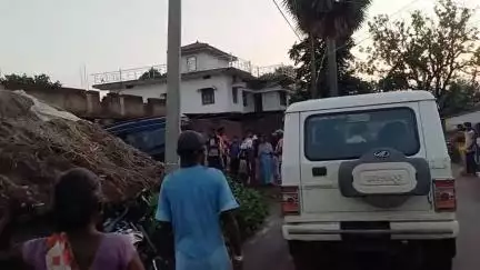 महागामा: गोविंदपुर में तेज रफ्तार स्कॉर्पियो घर में घुसी, तीन घायल, घरवाले बाल-बाल बचे