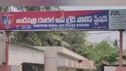 తాడిపత్రి: తమ ట్రాక్టర్లను ఇప్పించాలని తాడిపత్రి పోలీసులకు ఫిర్యాదు చేసిన బాధితులు, కేసు నమోదు చేసుకుని దర్యాప్తు చేపట్టిన పోలీసులు