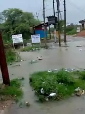 kasahai karvi chitrakoot 
bhayanak barish ke chalte hua gai ka mauhaul kharab badte barish ko dekhte huye garib ghar huy