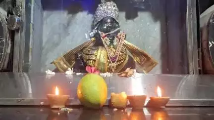 कन्नौज: कन्नौज शहर में शनिवार को शनिमंदिरों में सुबह से उमड़ी भक्तों की भीड़, पूजा अर्चना के साथ तेल का दीपक जलाकर मन्नत करते दिखे