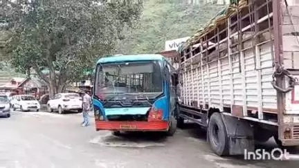रामपुर: नीरथ में NH-5 पर HRTC की बस और ट्रक के बीच टक्कर, बाल-बाल बचीं सवारियां