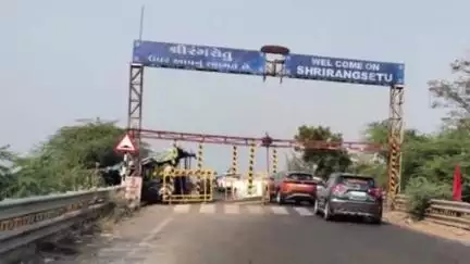 નાંદોદ: પોઇચા પાસે નર્મદા નદી પણ આવેલા રંગસેતુનો લોડટેસ્ટ કરવામાં આવશે વાહનો પણ પ્રતિબંધ મુકવા માટે માર્ગ અને મકાન વિભાગ નો પત્ર