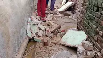 धौलाना: गांव रघुनाथपुर में कच्चे मकान की छत गिरने से बड़ा हादसा, 13 वर्षीय बच्चे की हुई मौत, 6 लोग घायल