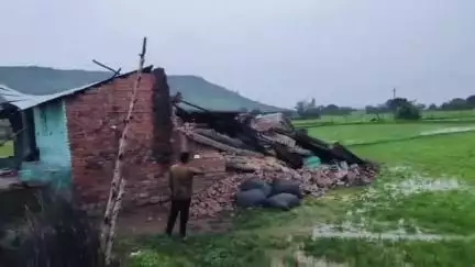 मझगवां: ग्राम भीटा में बारिश से दो मंजिला घर गिरा, महिला समेत दो बच्चे दबे, मामूली चोटें आईं