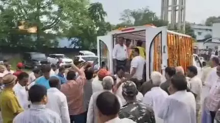 मेदिनीनगर (डालटनगंज): रेड़मा चौक पर राष्ट्रीय परशुराम युवा वाहिनी ने ददई दुबे के पार्थिव शरीर पर पुष्प अर्पित किए, लगे 'अमर रहें' के नारे