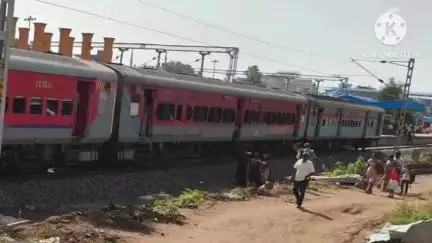 మహబూబాబాద్: మహబూబాబాద్ రైల్వే స్టేషన్లో ప్రయాణికుల ఇబ్బందులు,4వనెంబర్ ప్లాట్ఫారం లేకపోవడంతో,3వనెంబర్ ప్లాట్ఫామ్ వెల్లేందుకు ఇక్కట్లు