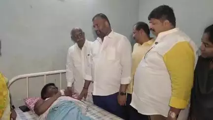 ఫోటోగ్రాఫర్ శివా కుమారును పరామర్శించిన రాష్ట్ర రవాణా శాఖ మంత్రి మండపల్లి రాంప్రసాద్ రెడ్డి ఎమ్మెల్యే గురజాల జగన్మోహన్