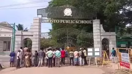 கடலூர்: கம்மியம்பேட்டையில் TNPSC குரூப்-4 தேர்விற்கு கால தாமதமாக வந்த தேர்வர்களை உள்ளே விடாததால் பரபரப்பு