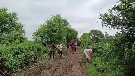 हमारी धुआ खेड़ी का रास्ते की सफाई करते हुए मीना और धनगर हमारे रास्ते में ना कोई सरपंच है ना कोई मंत्री और ना कोईविधायक स