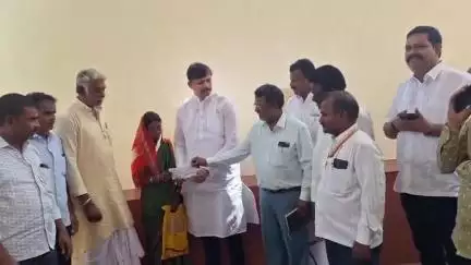 ಶೋರಾಪುರ: ವಿದ್ಯುತ್ ಅವಘಡದಲ್ಲಿ ಮೃತಪಟ್ಟ ಕುಟುಂಬಸ್ಥರಿಗೆ ಶಾಸಕರ ಕಚೇರಿಯಲ್ಲಿ ಜೆಸ್ಕಾಂ ಇಲಾಖೆಯಿಂದ ಚೆಕ್ ವಿತರಣೆ ಮಾಡಿದ, ಶಾಸಕ ರಾಜಾ ವೇಣುಗೋಪಾಲ ನಾಯಕ
