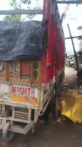 चकिया : ट्रक नाली तोड़ गड्ढे में धसी #चकिया प्रखंड के #हेतिमपुर की घटना