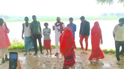 मेजा के ग्राम सभा चौकी निषाद बस्ती लगभग 200परिवार तमसा नदी के किनारे बसा है नदी की कटान तेजी से हो रहा है