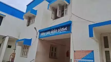 ખંભાત: જહાજ તરફના જીતપુરાથી રામપુરા જવાના રોડ પર બાઇક સવાર અજાણ્યા ઇસમો 3.32 લાખની રોકડ ભરેલ બેગ ઝૂંટવી ફરાર