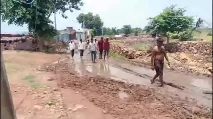 शिवपुरी: सलैया ग्राम पंचायत के वीरपुर मंजरा में कीचड़ से राह मुश्किल,10 वर्षों से नहीं हुई सुनवाई, #jansmashya