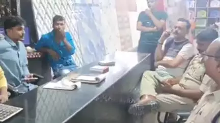 भिंड नगर: गौरी किनारा द्विवेदी मार्बल दुकान के सामने तीन आरोपियों ने छात्र से मारपीट कर की हवाई फायरिंग