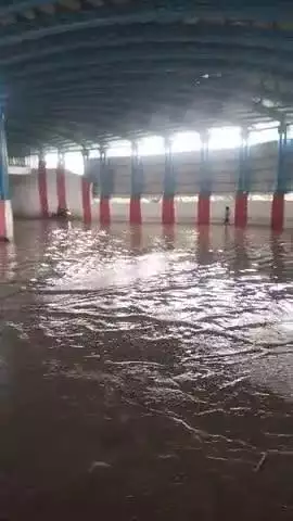 रेलवे अंडरपास में भरा पानी, दो पहिया वाहन बंद होने से लोग परेशान