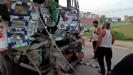 बक्सर: अहिरौली के पास राष्ट्रीय राजमार्ग 922 पर तेज रफ्तार ट्रक ने दूसरे ट्रक को मारी टक्कर, केबिन में फंसा चालक