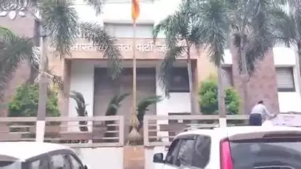जबलपुर: सीहोरा को ज़िला बनाने की मांग, भाजपा कार्यालय में पोस्टर चस्पा कर जनता ने ढोल-मंजीरों के साथ किया प्रदर्शन