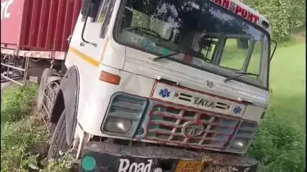 ବଲାଙ୍ଗୀର: ରାସ୍ତା ତଳକୁ ଖସିଲା କଣ୍ଟେନର, ଅଳ୍ପକେ ବର୍ତିଲେ ଡ୍ରାଇଭର
ଦେଓଗାଁ ବଙ୍ଗଳା ଛକ ନିକଟରେ ହୋଇଛି ଦୁର୍ଘଟଣା