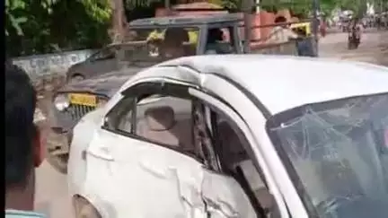 करौली: पुरानी RTO कार्यालय के पास सड़क पर अचानक गाय आने से असंतुलित हुई कार, ईटों के ढेर में घुसी, चालक घायल