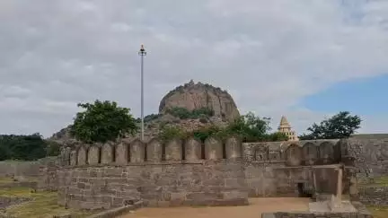 செஞ்சி: செஞ்சி கோட்டையை வரலாற்று சின்னமாக அறிவித்த யுரோஸ்கோ - செஞ்சி பகுதி மக்கள் இனிப்பு வழங்கி மகிழ்ச்சியை வெளிப்படுத்தி வருகின்றனர்