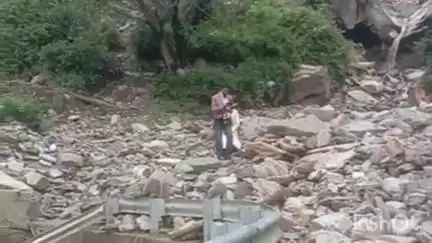 मंडी: पंडोह में बंद एनएच को पार कर दुल्हन लाने निकला दूल्हा, वीडियो हुआ वायरल