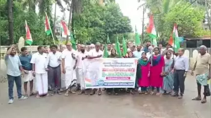ചാവക്കാട്: ദേശീയപാതയുടെ ശോചനീയാവസ്ഥ, ഒരുമനയൂരിൽ യു.ഡി.എഫ് ജനകീയ ഹൈവേ ഉപരോധസമരം സംഘടിപ്പിച്ചു