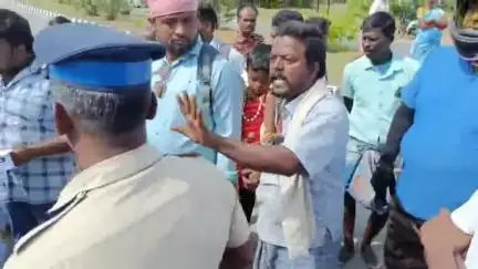 திண்டிவனம்: ஓமந்தூரில் குரூப்-4 தேர்வு எழுத தாமதமாக வந்ததால் தேர்வுக்கு அனுமதி மறுப்பு- 15க்கும் மேற்பட்ட தேர்வர்கள் சாலை மறியல்