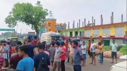 মেমারি ১: দেবীপুরে প্লাস্টিক বস্তা কারখানার শ্রমিকদের রাস্তা অবরোধ করে বিক্ষোভ