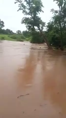 गोपालपुर अपने गाव मे
नदी का आनंद लेते हुए