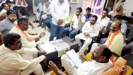 जलालाबाद: जलालाबाद के विधायक हरिप्रकाश वर्मा ने अपने आवास पर जनता की समस्याएं सुनीं