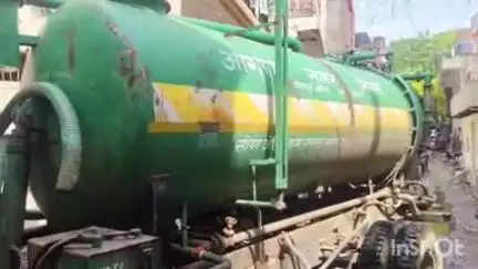 आगरा: बारिश से सोहल्ला में जलभराव की समस्या से निजात दिलाने के लिए नगर निगम की टीम ने पंपिंग मशीन लगाकर शुरू किया काम