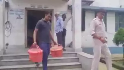 দেগঙ্গা: দুটি তক্ষক সহ এক পাচারকারী'কে সুবর্নপুর থেকে গ্ৰেফতার করল দেগঙ্গা থানার পুলিশ