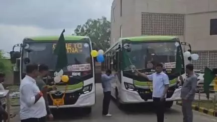 सतना नगर निगम ने रीवा के लिए 2 AC बसें शुरू कीं, अध्यक्ष व डिप्टी कमिश्नर ने हरी झंडी दिखाकर किया रवाना