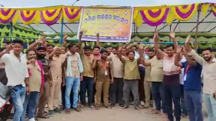 ବୌଦ୍ଧ ସଦର: ବ୍ରିଜ ଛକ ନିକଟରେ ଚାଲିଥିବା ଡ୍ରାଇଭର ଆନ୍ଦୋଳନ ପଞ୍ଚମ ଦିନରେ ଜାରି, ଯାତ୍ରୀ ପରିବହନ କଲା ଘରୋଇ ବସ୍