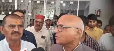 90 डिग्री पुल की अपार विफलता के बाद सामने आया,
"सड़कें हैं तो गड्ढे तो होंगे"
और अब नया आया है,
"सड़कें खराब हैं तो गर्भवती महिलाओं को उठवा लेंगे"