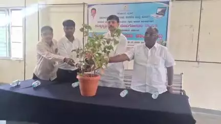 ಶೋರಾಪುರ: ತಹಸಿಲ್ದಾರ್ ಕಚೇರಿಯಲ್ಲಿ ಗ್ರಾಮ ಆಡಳಿತ ಅಧಿಕಾರಿಗಳಿಗೆ ಲ್ಯಾಪ್ ಟಾಪ್ ವಿತರಣೆ ಮಾಡಿದ, ಶಾಸಕ ರಾಜಾ ವೇಣುಗೋಪಾಲ ನಾಯಕ