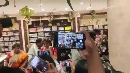 విశాఖపట్నం: విశాఖ  జగదాంబ జంక్షన్ లో ప్రముఖ సినీ నటి, సినీ హీరోయిన్ శ్రీ లీల సందడి చేశారు..