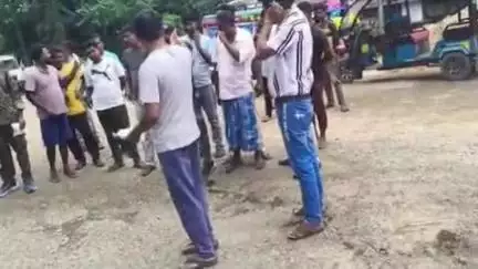 মুরারই ১: সন্তোষপুর মোড়ে মুরারই থানা পুলিশের পক্ষ থেকে সেফ ড্রাইভ সেভ লাইফ কর্মসূচি পালনের মাধ্যমে যান চালকদের করা হলো সতর্ক