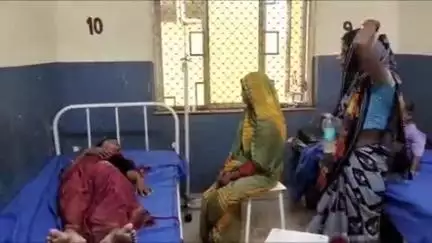 अतर्रा: कोर्रा गांव में पति-पत्नी के विवाद के चलते पत्नी ने खाया जहर, अस्पताल में भर्ती, हालत गंभीर