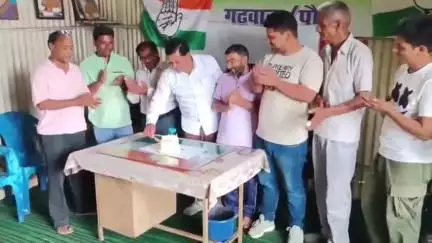 पौड़ी: कांग्रेसियों ने पौड़ी में जिला कांग्रेस कार्यालय में केक काटकर प्रदेश अध्यक्ष करण माहरा का जन्मदिन मनाया