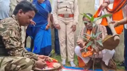 ପରଜଙ୍ଗ: ବିରାଶାଳ ଶିବ ମନ୍ଦିରରେ ଶନିବାର ୧୨ଟା ୩୦ରେ ଵୃକ୍ଷ ରୋପଣ କଲେ ବିଧାୟକ ବିଭୁତି ପ୍ରଧାନ