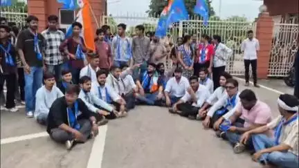 लाडपुरा: RBSC कक्षा 12 के पाठ्यक्रम में छेड़छाड़ के विरोध में NSUI ने कोटा यूनिवर्सिटी पर किया प्रदर्शन, नारेबाजी