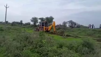 नरवर: ग्राम बीलोनी में वन विभाग की बड़ी कार्रवाई, 300 बीघा वन भूमि से माफियाओं का अतिक्रमण हटाया, भारी पुलिस बल तैनात