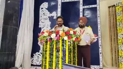 Shri Hiranmoy Chhatopadhyaya, Hon'ble MLA, Kharagpur Sadar addressing the youth at MDZTI Kharagpur during the 16th Rozgar Mela held today.
