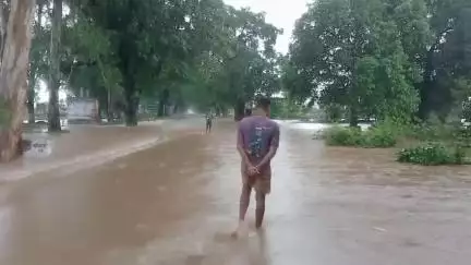 manikpur road shitalpur tarauha me aaj rod se 3fit upar se pani bharaw hua bhari nukshan hua